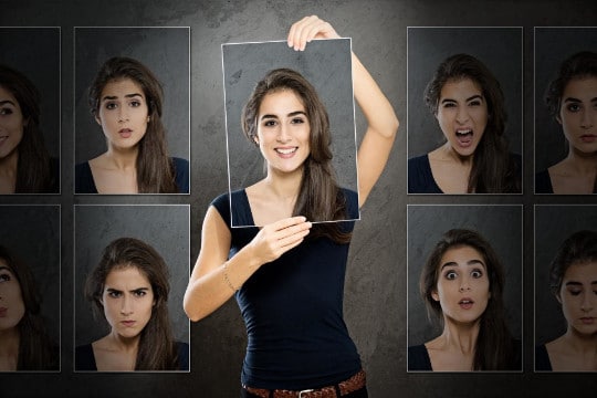 Jeune femme montrant différents visages selon son humeur