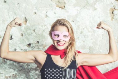 Jeune femme masquée adoptant une posture de confiance en soi