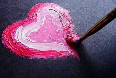 Coeur rose peint avec un pinceau symbolisant les émotions