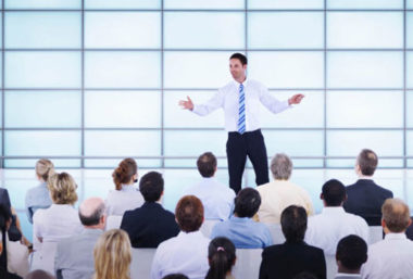 Jeune homme parlant en public - Pourquoi un leader doit être un bon orateur afin de gagner en leadership