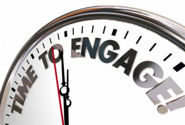 Horloge pointant sur la phrase time to engege