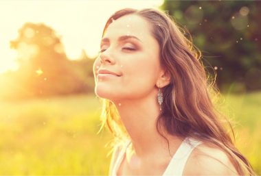 Femme Avec Les Yeux Fermés Dans Un Près En été, Heureuse