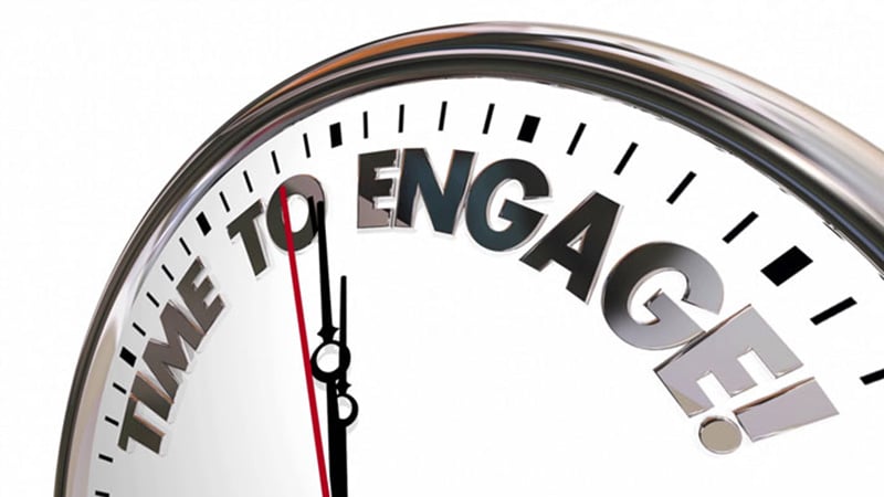Horloge pointant sur la phrase time to engage